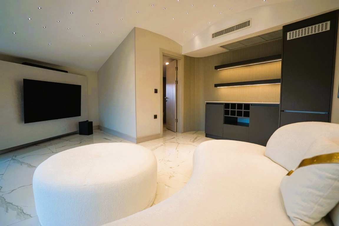 AN ARCHITECTURAL MASTERPIECE WITH BREATHTAKING MARINA VIEWS