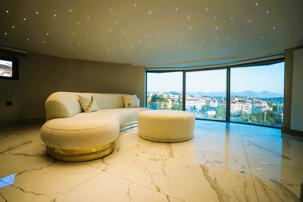 AN ARCHITECTURAL MASTERPIECE WITH BREATHTAKING MARINA VIEWS