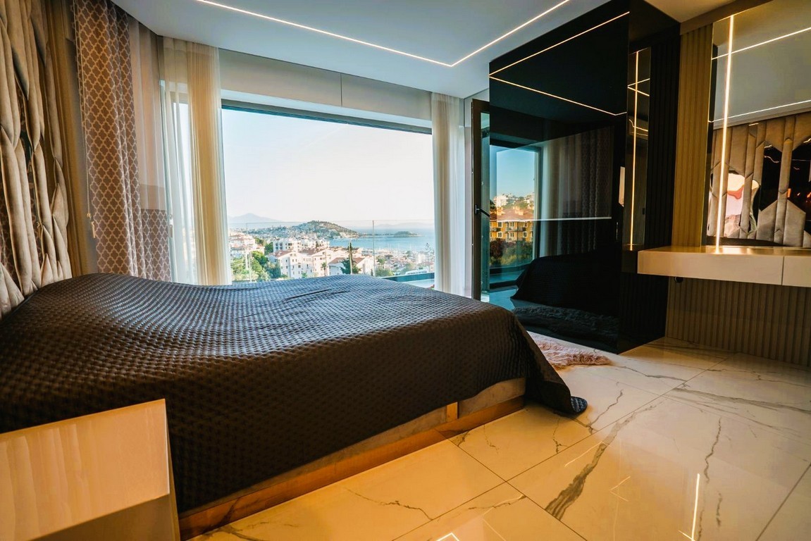AN ARCHITECTURAL MASTERPIECE WITH BREATHTAKING MARINA VIEWS