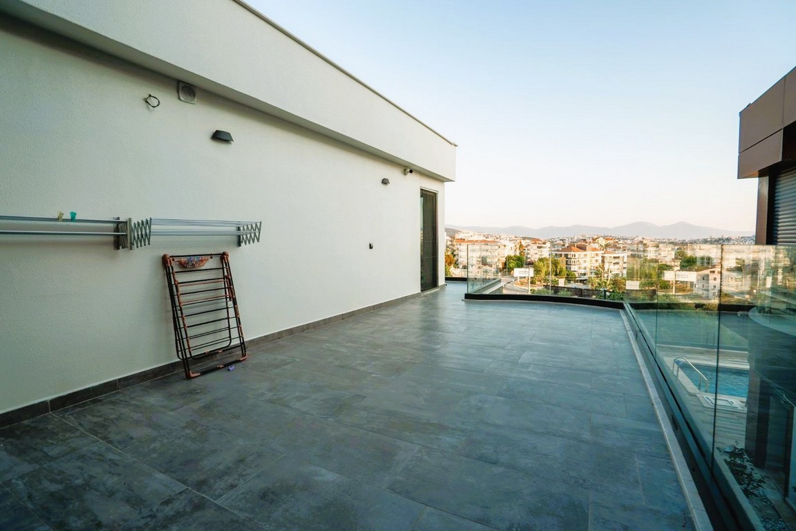 AN ARCHITECTURAL MASTERPIECE WITH BREATHTAKING MARINA VIEWS