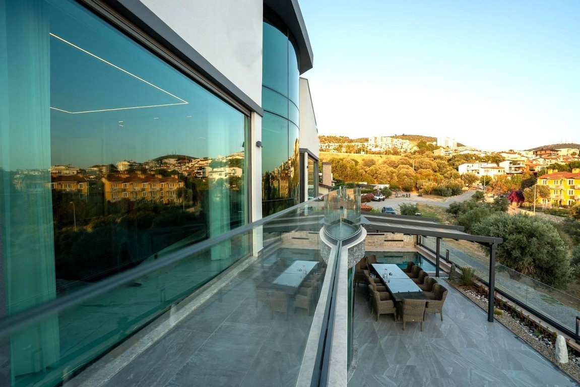 AN ARCHITECTURAL MASTERPIECE WITH BREATHTAKING MARINA VIEWS