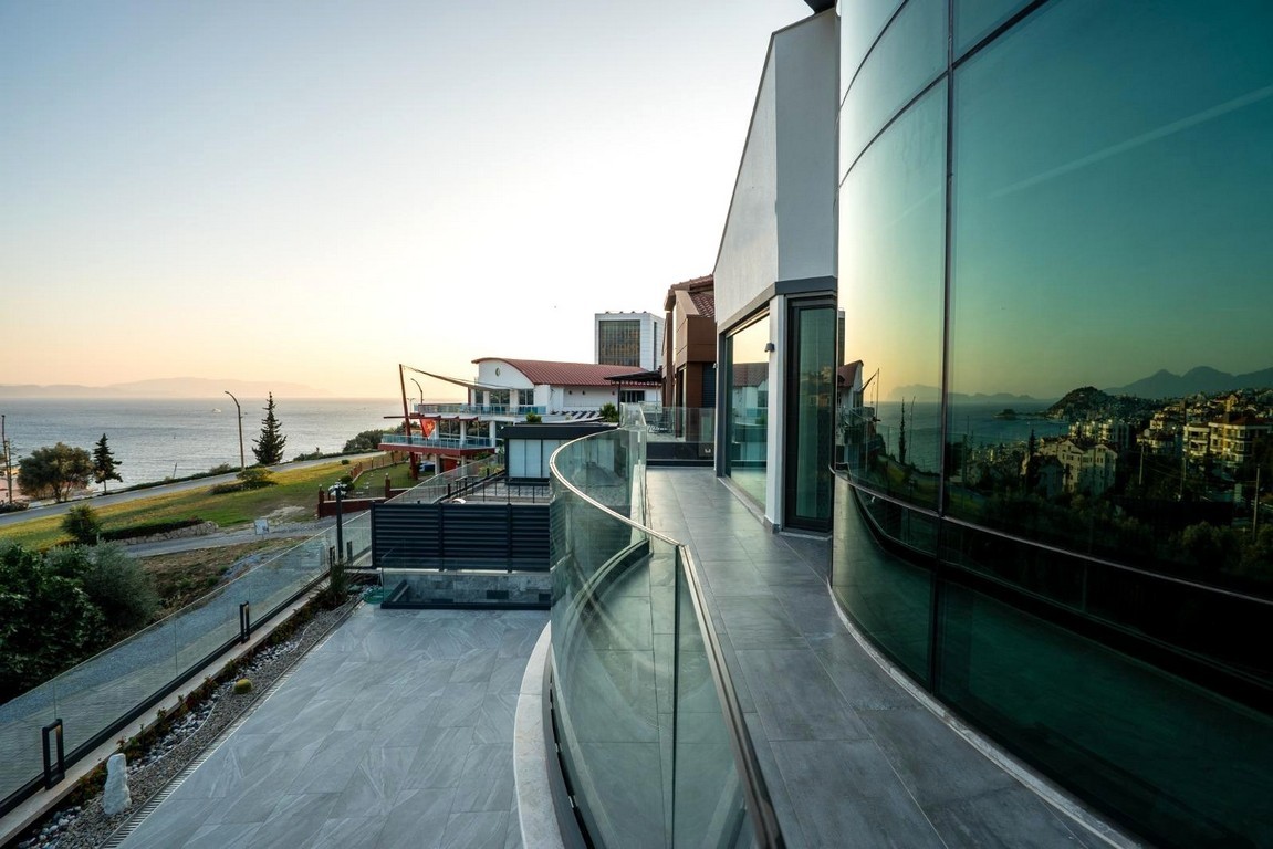 AN ARCHITECTURAL MASTERPIECE WITH BREATHTAKING MARINA VIEWS