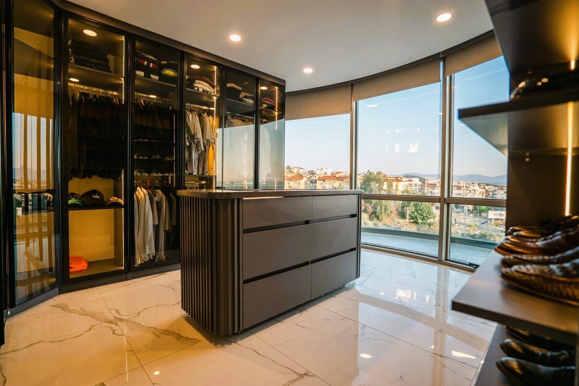 AN ARCHITECTURAL MASTERPIECE WITH BREATHTAKING MARINA VIEWS