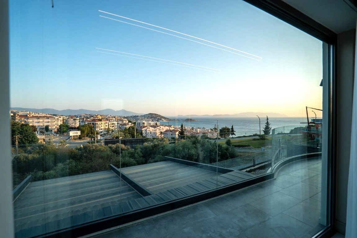 AN ARCHITECTURAL MASTERPIECE WITH BREATHTAKING MARINA VIEWS