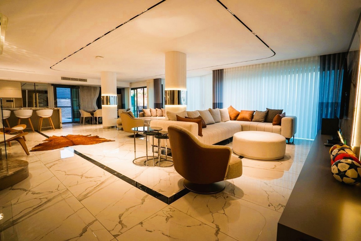 AN ARCHITECTURAL MASTERPIECE WITH BREATHTAKING MARINA VIEWS