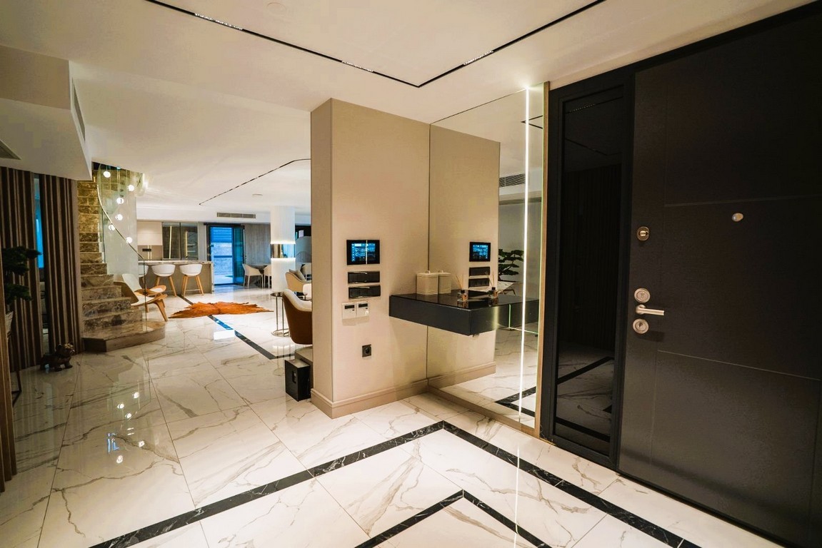 AN ARCHITECTURAL MASTERPIECE WITH BREATHTAKING MARINA VIEWS